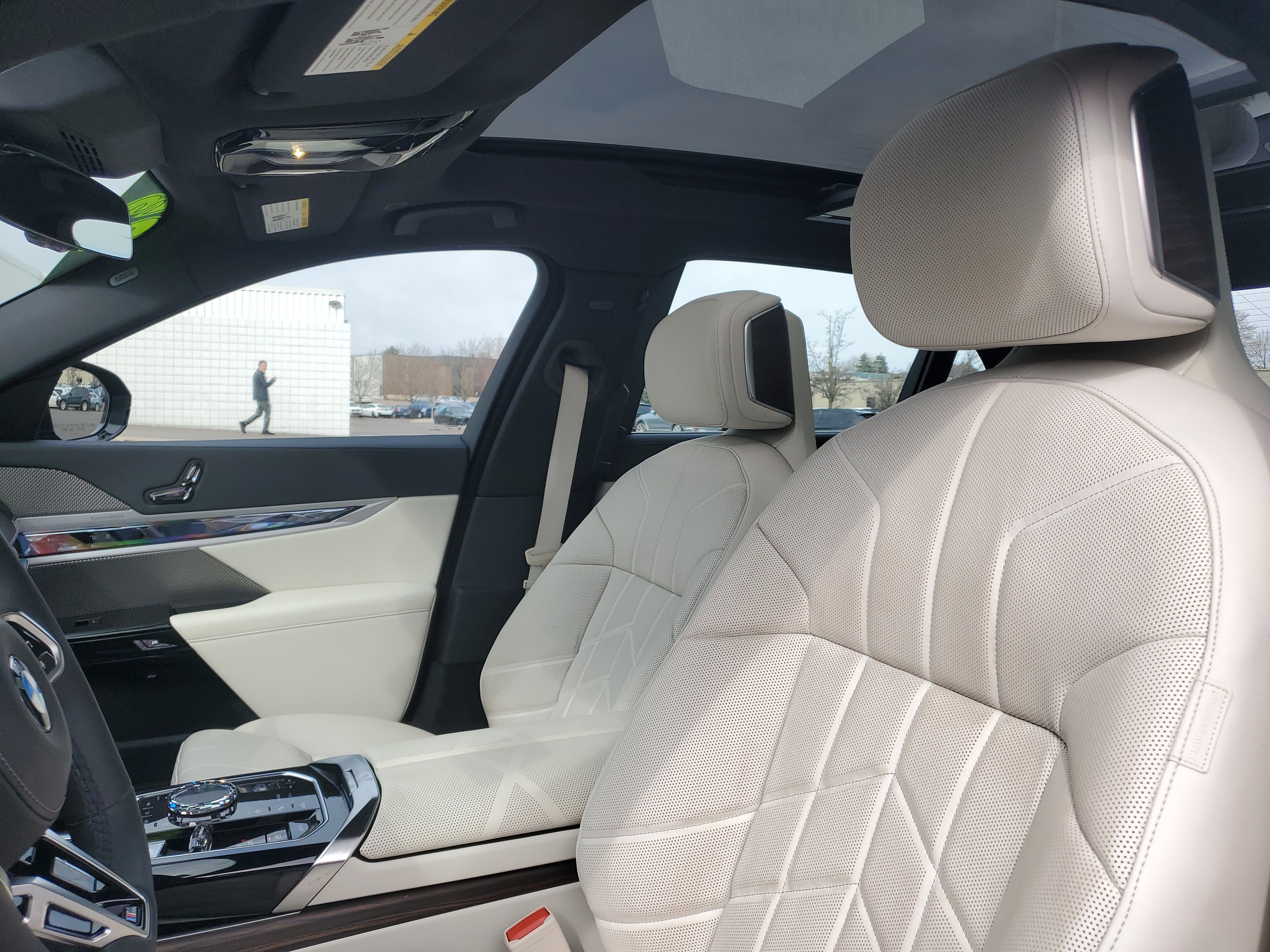 Certified 2023 BMW 760i xDrive w/ Executive Package image 7