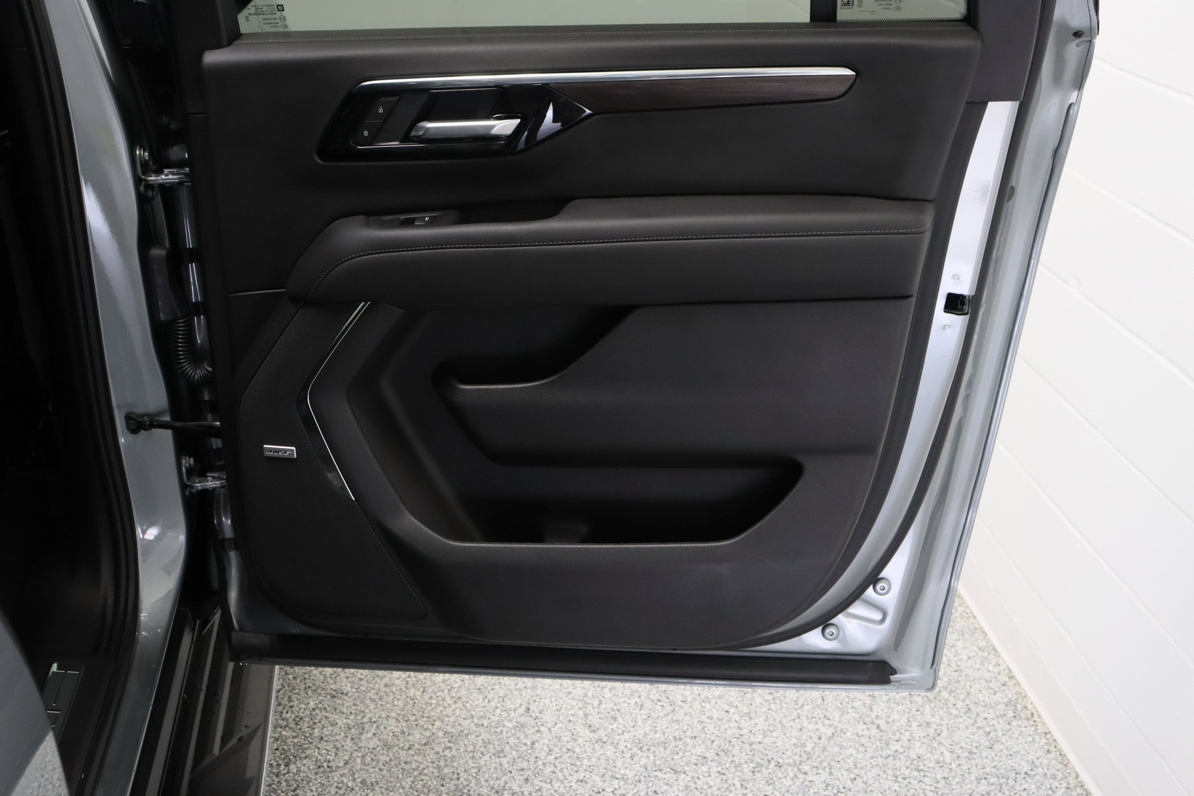 Used 2025 Chevrolet Suburban LT w/ Comfort Package RWD image 38