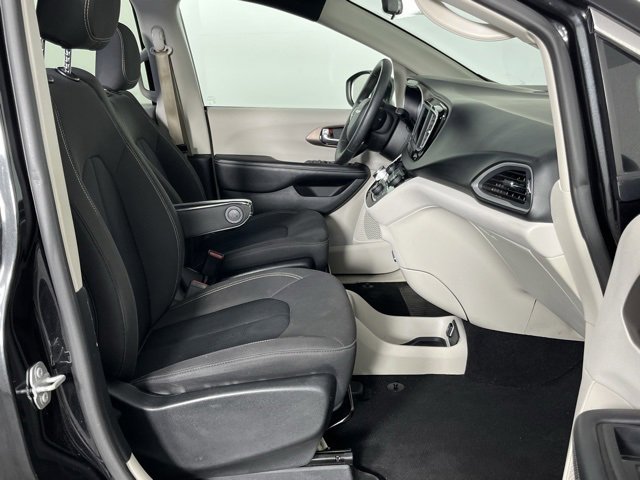 Used 2020 Chrysler Voyager L image 28