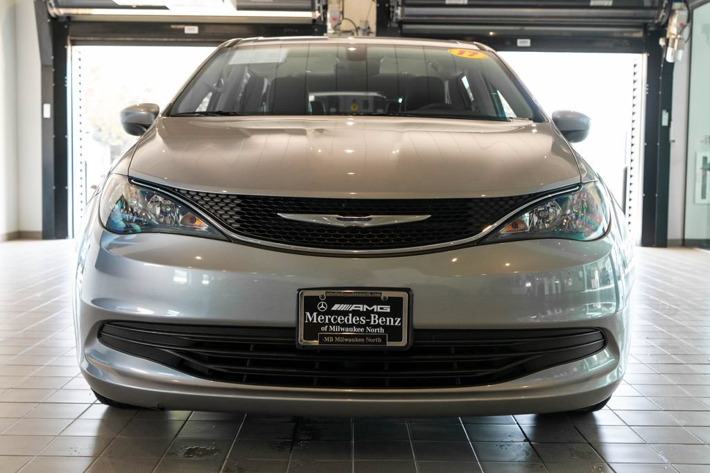 Used 2017 Chrysler Pacifica Touring FWD image 2