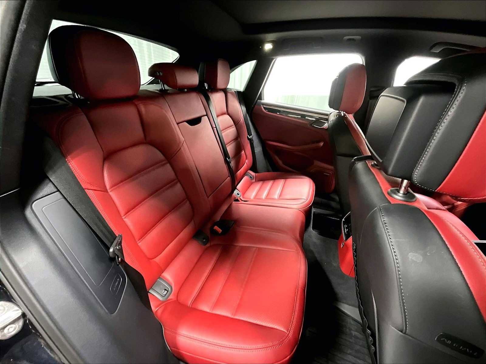 Used 2025 Porsche Macan image 31