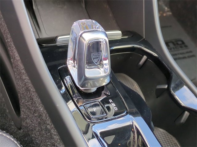 Used 2025 Volvo XC40 B5 Plus image 13