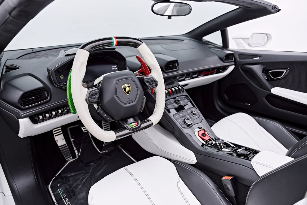 Used 2017 Lamborghini Huracan LP 610-4 AWD/4WD image 2