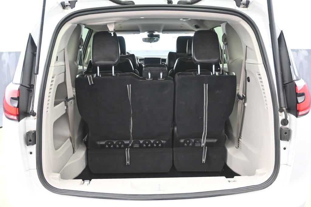Used 2024 Chrysler Pacifica Touring-L FWD image 10