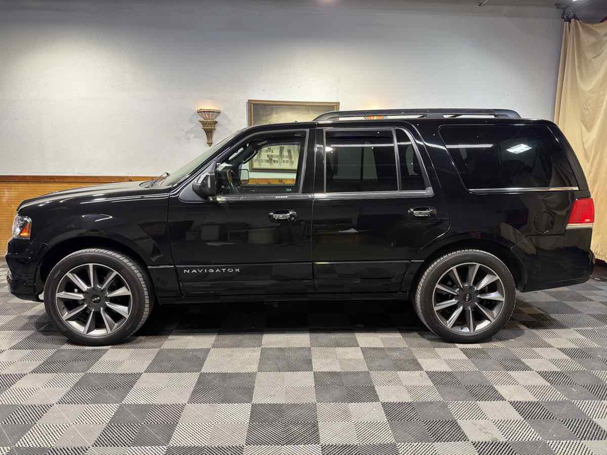 Used 2017 Lincoln Navigator Reserve image 2