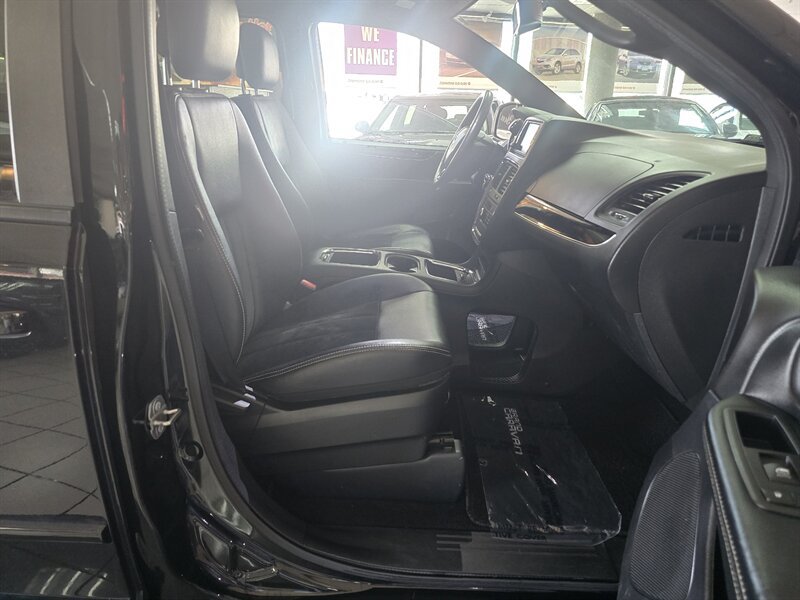 Used 2017 Dodge Grand Caravan SXT w/ Driver Convenience Group FWD image 14