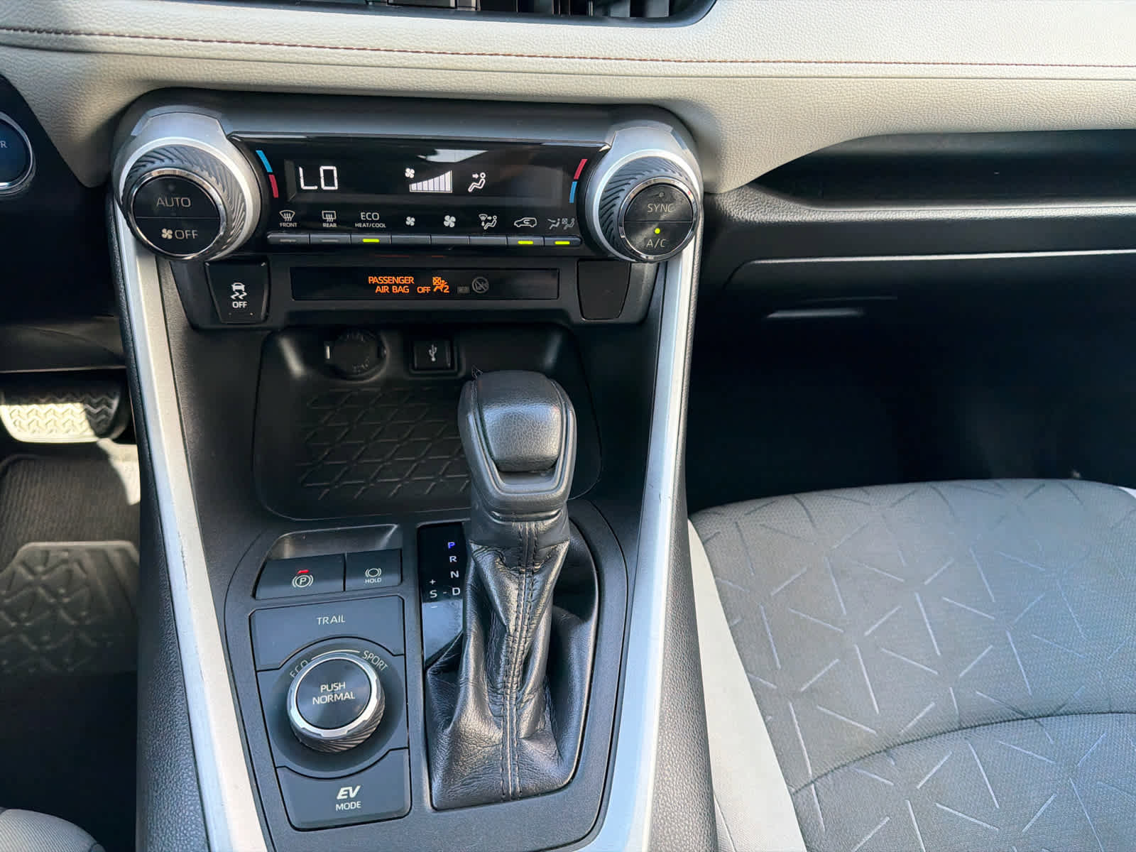 Used 2020 Toyota RAV4 XLE w/ Convenience Package image 15