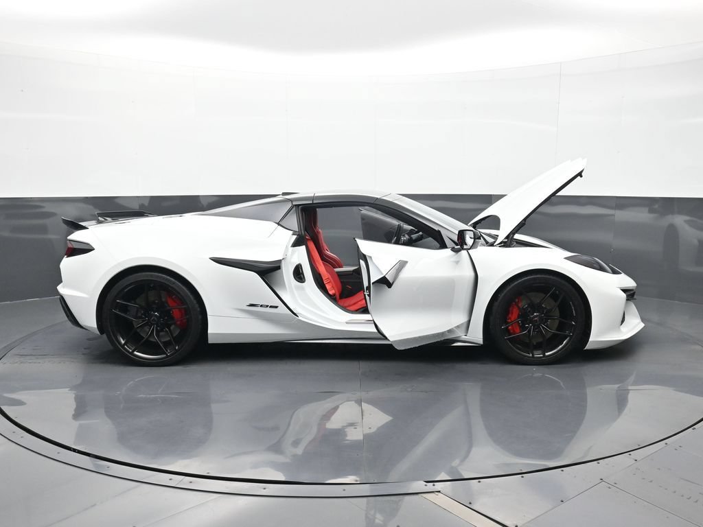 Used 2025 Chevrolet Corvette Z06 RWD image 28