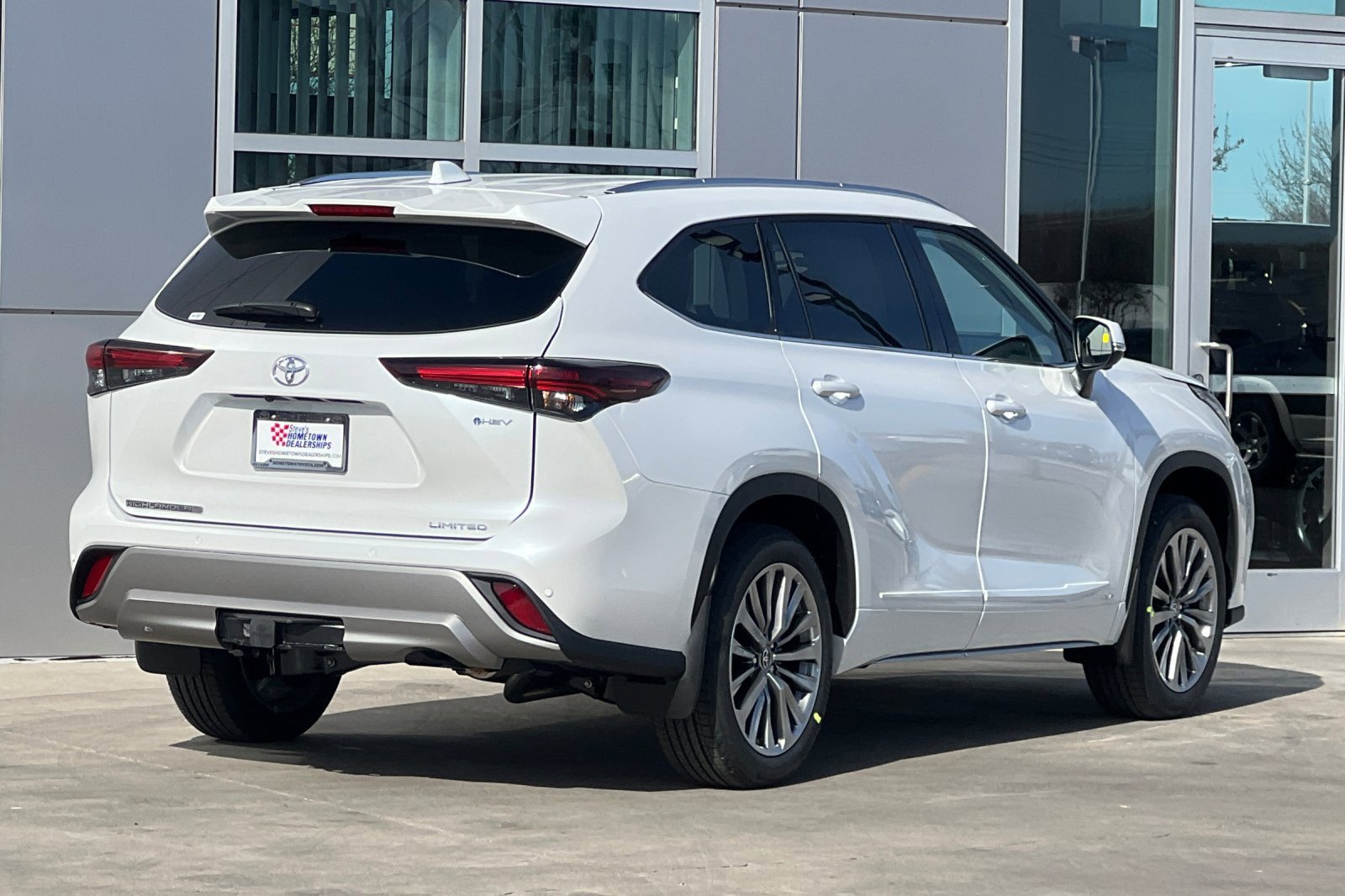 New 2025 Toyota Highlander XLE image 4