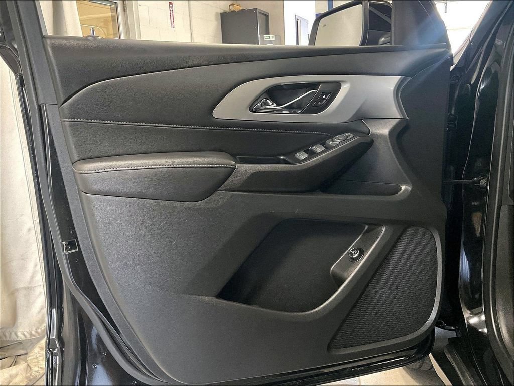 Used 2023 Chevrolet Traverse LT w/ Rear Camera Mirror Package AWD/4WD image 9