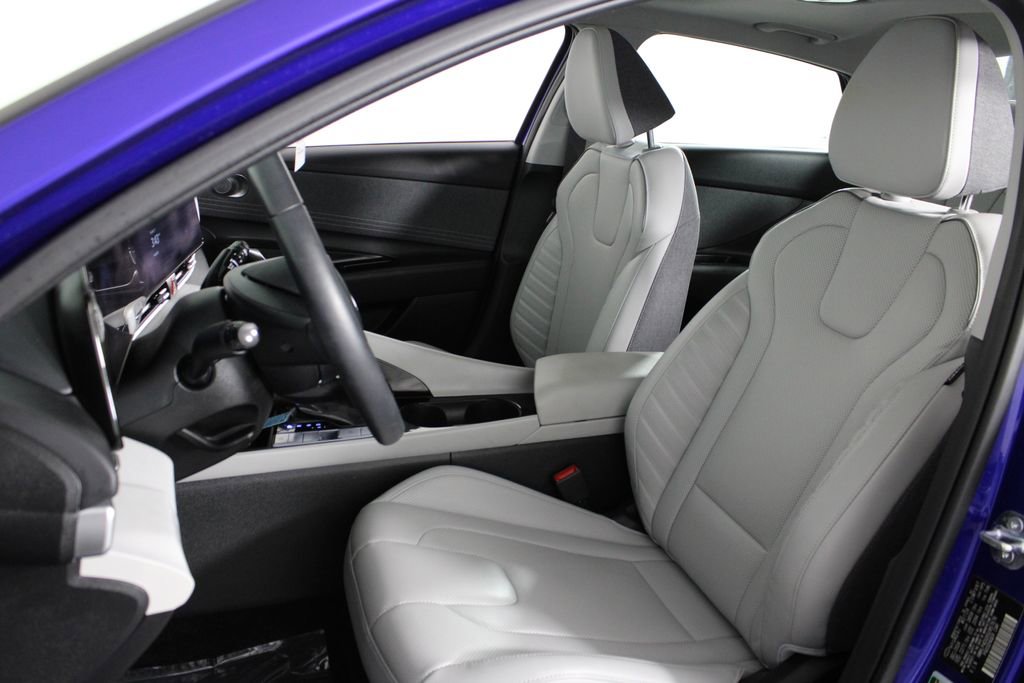 Used 2025 Hyundai Elantra Limited image 18