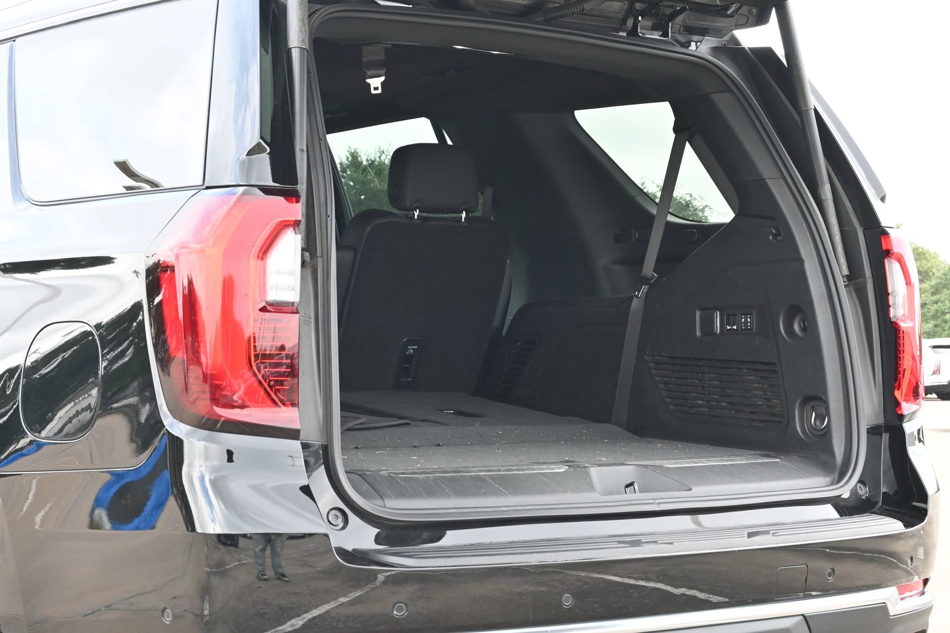Used 2025 GMC Yukon Denali w/ Sun & Power Step Package RWD image 23