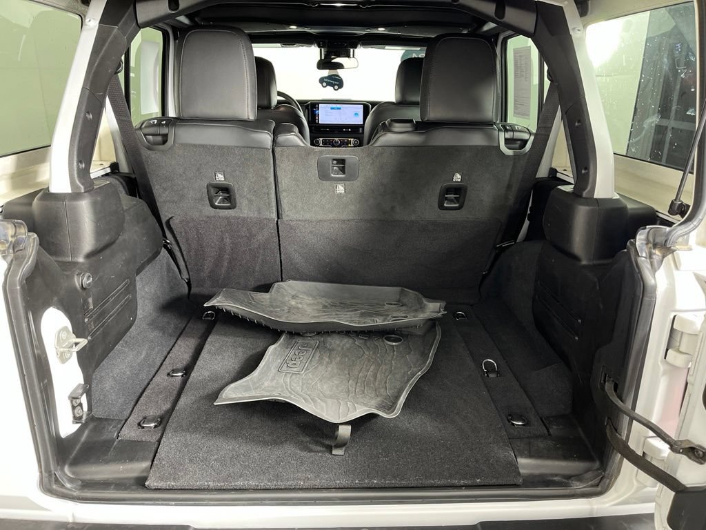 Used 2024 Jeep Wrangler Unlimited Sahara AWD/4WD image 10