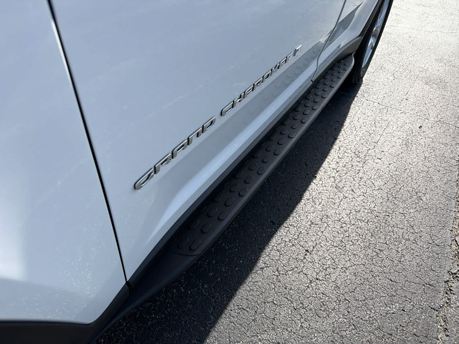 Used 2024 Jeep Grand Cherokee Laredo X w/ Luxury Tech Group I RWD image 10