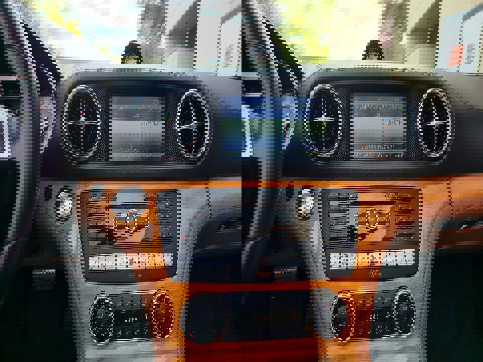 Used 2014 Mercedes-Benz SL 550 image 23