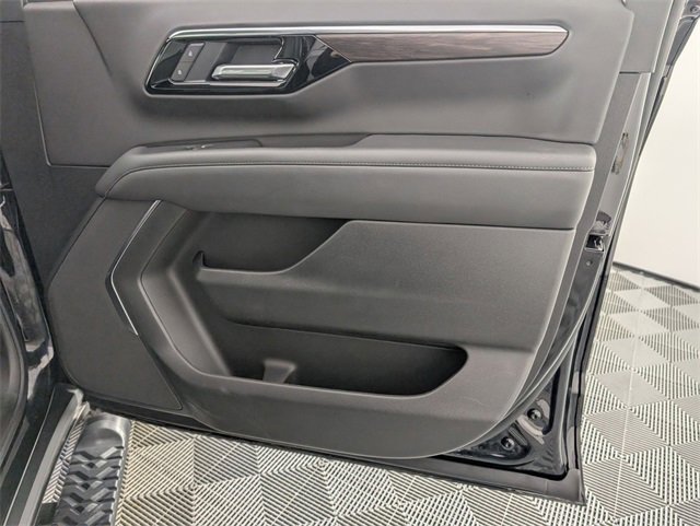 Used 2025 Chevrolet Suburban Z71 image 37