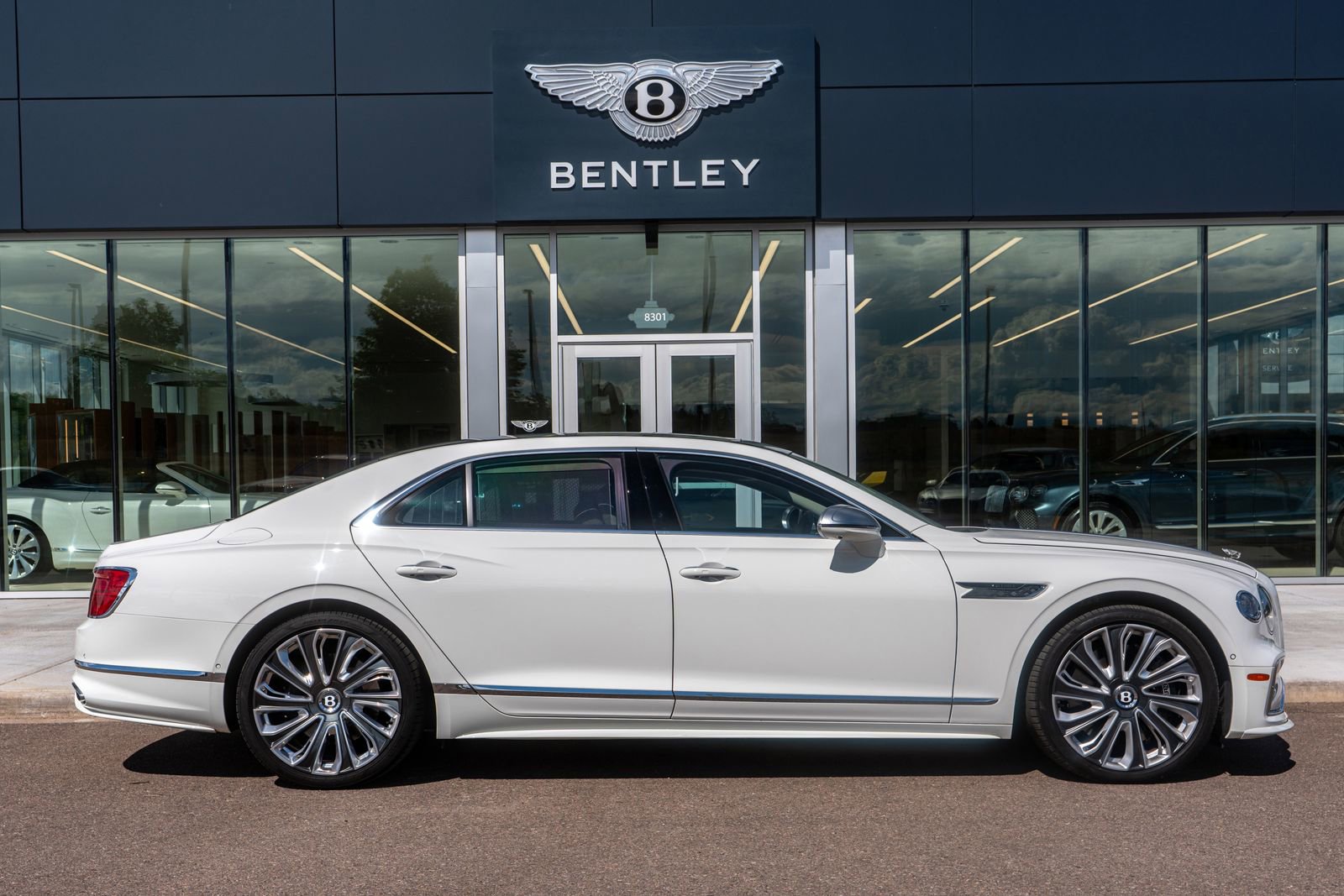 Certified 2025 Bentley Flying Spur Plug-In Hybrid image 19