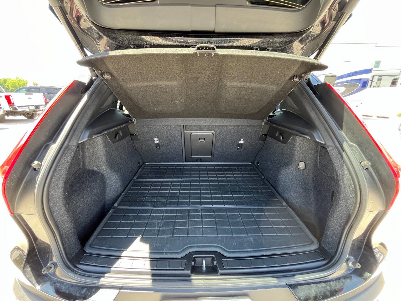 Used 2022 Volvo XC40 T5 R-Design w/ Advanced Package image 19