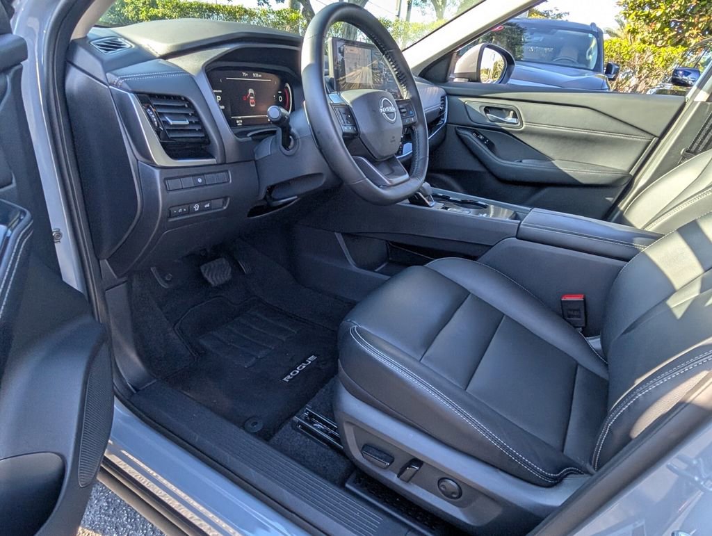 Certified 2025 Nissan Rogue SL FWD image 11