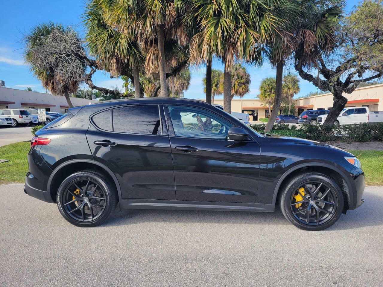 Used 2019 Alfa Romeo Stelvio Sprint w/ Nero Edizione image 8