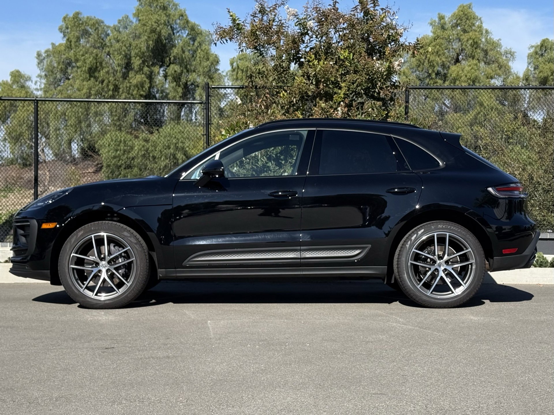 Used 2025 Porsche Macan image 2