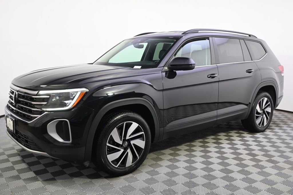 Used 2025 Volkswagen Atlas SE image 2