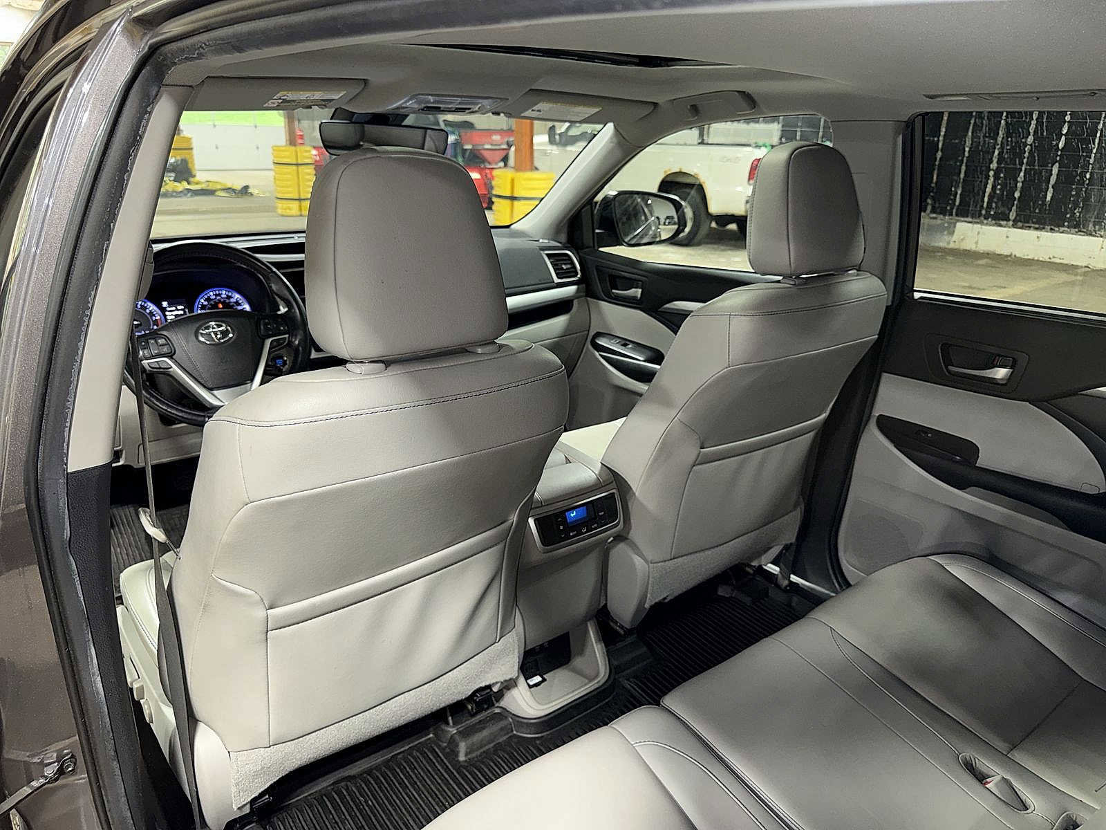 Used 2019 Toyota Highlander XLE AWD/4WD image 29
