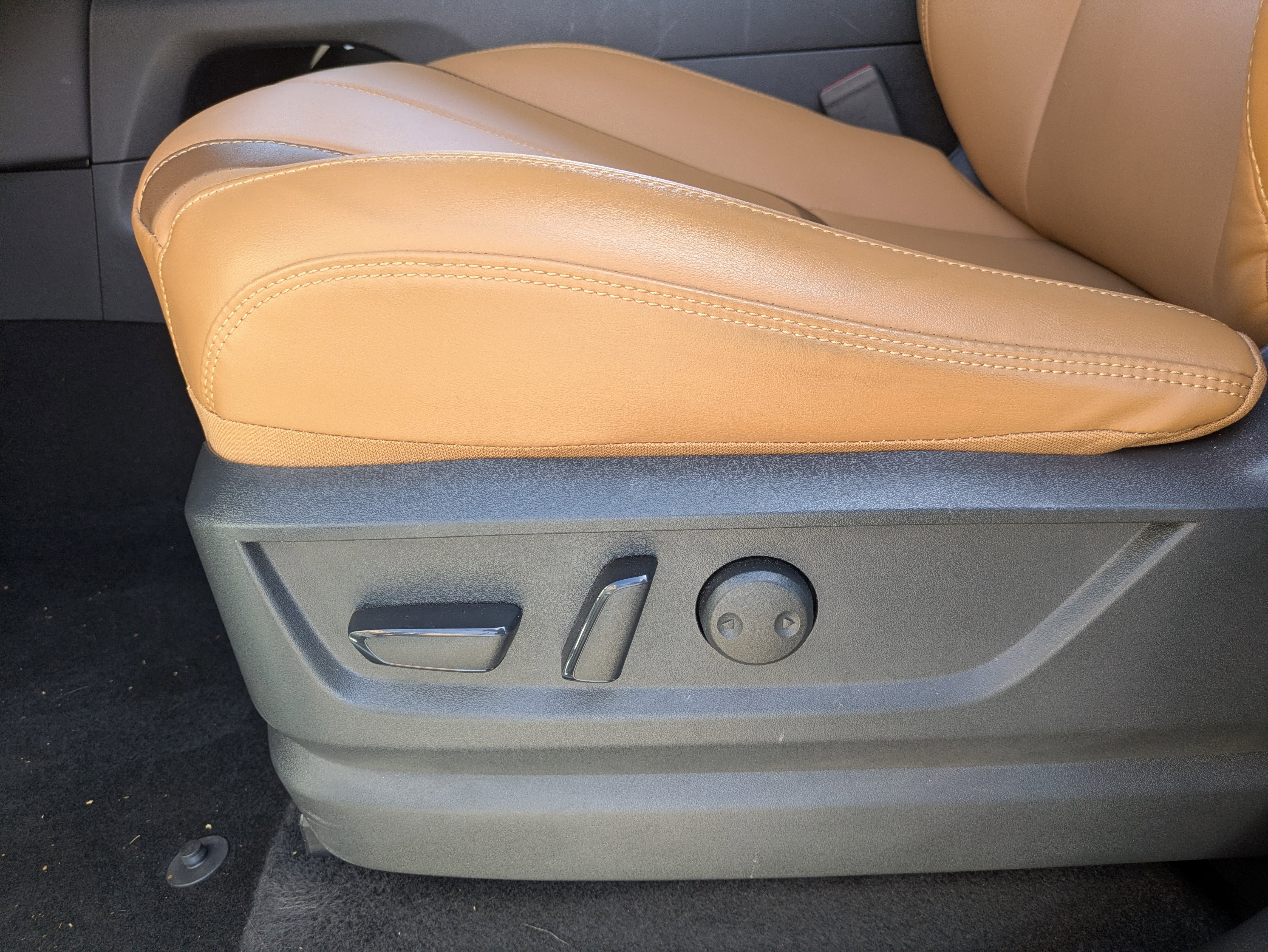 Used 2025 Nissan Armada SL w/ Captain's Chari Seat Package image 24