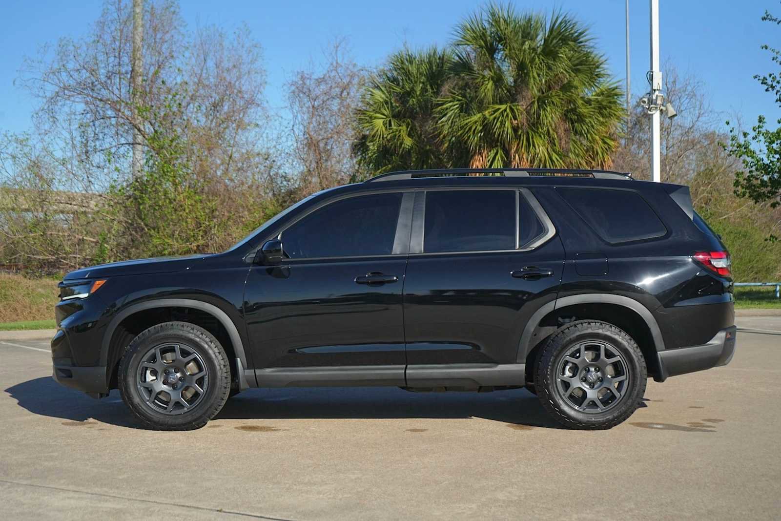 Used 2025 Honda Pilot TrailSport image 3