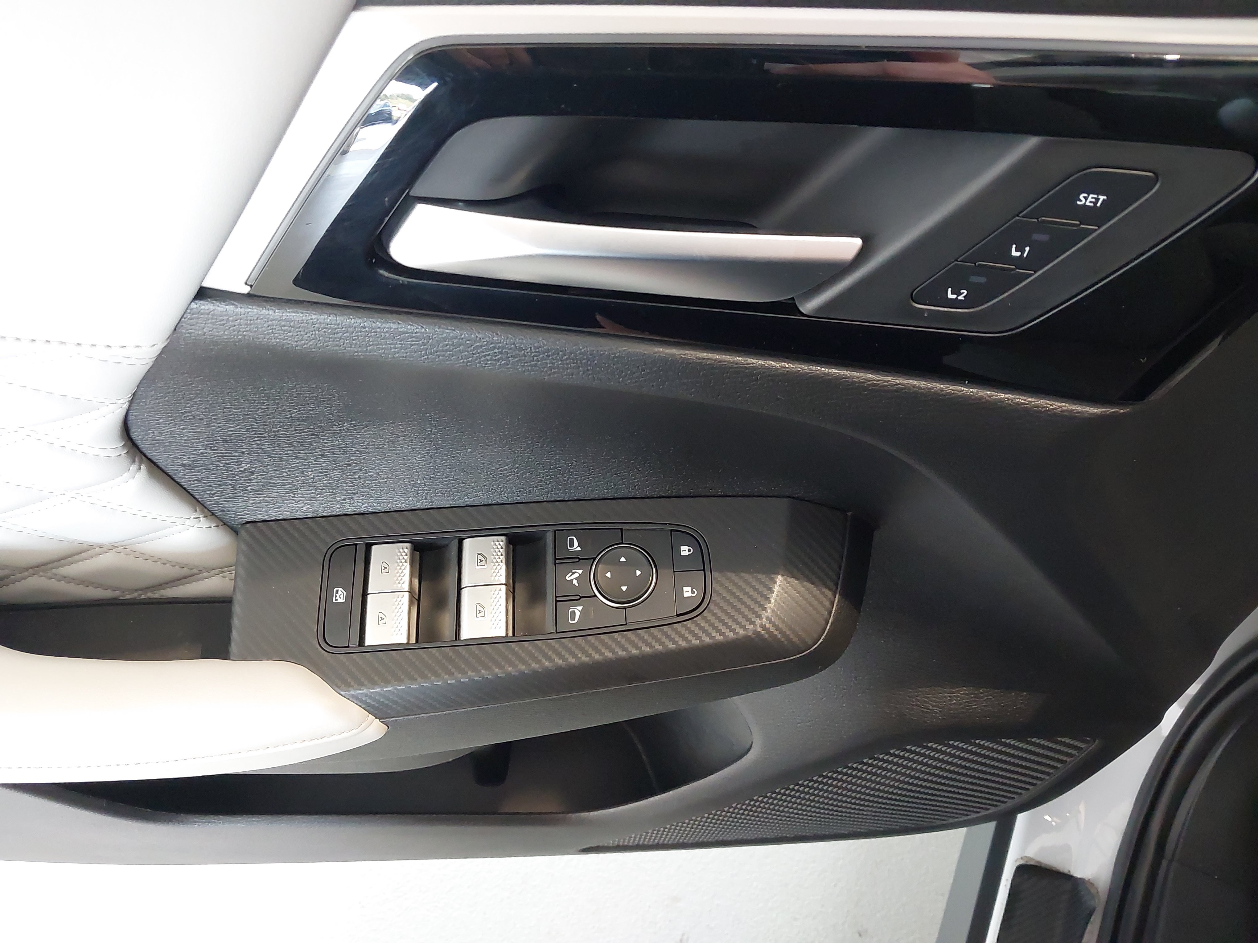 Used 2024 Mitsubishi Outlander 4WD Plug-In Hybrid image 25