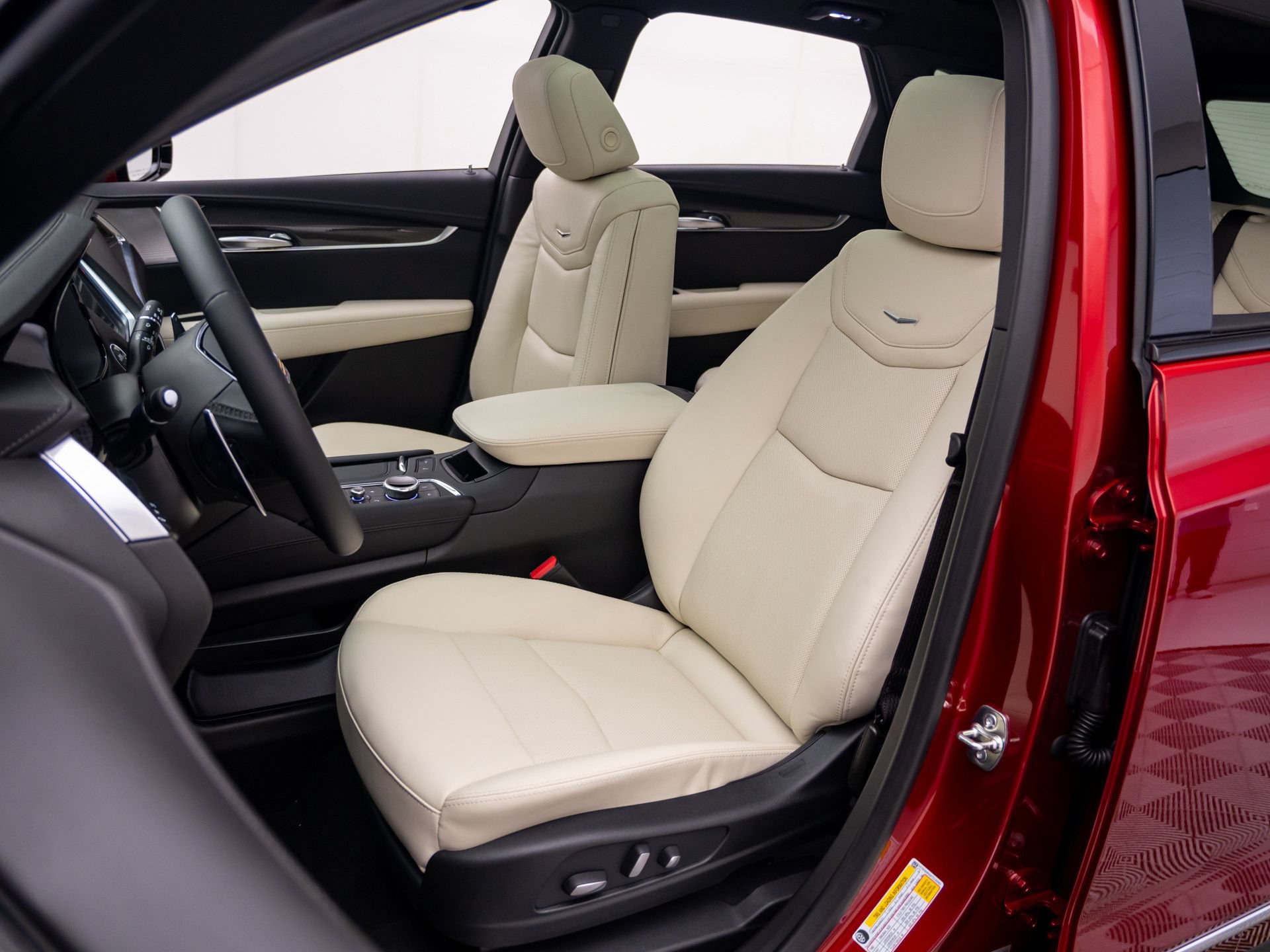 New 2026 Cadillac XT5 Sportv w/ LPO, Floor Liner Package AWD/4WD image 15