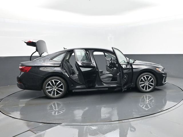 Used 2025 Volkswagen Jetta SE FWD image 28