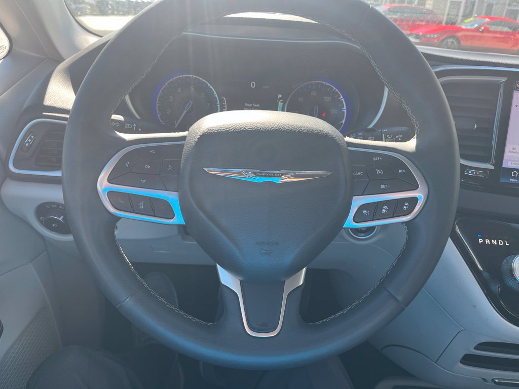 Used 2023 Chrysler Pacifica Touring-L FWD image 12