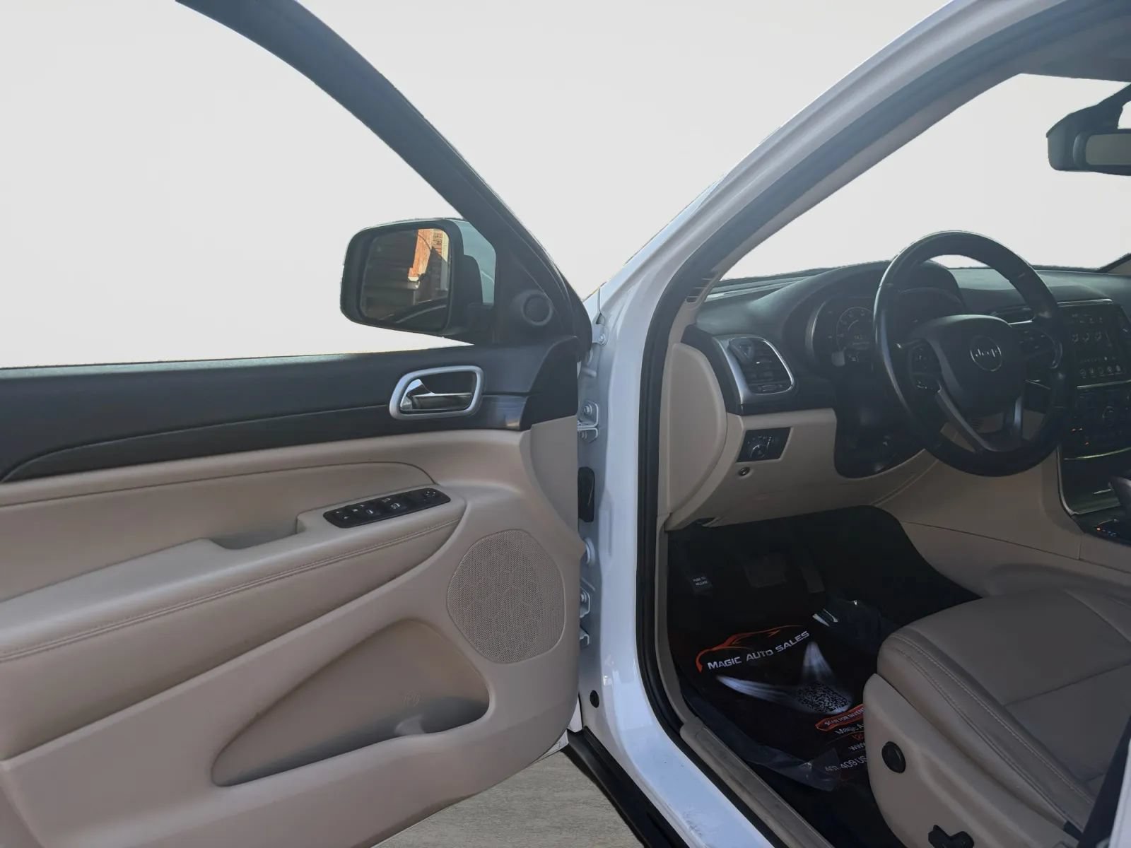 Used 2022 Jeep Grand Cherokee Laredo E AWD/4WD image 11