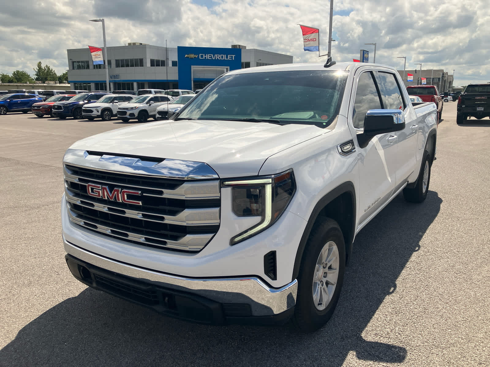 Used 2025 GMC Sierra 1500 SLE AWD/4WD image 3
