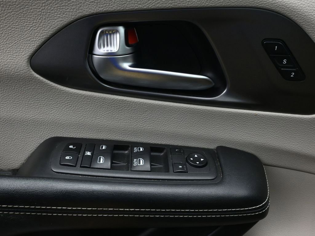 Used 2022 Chrysler Pacifica Touring-L image 18