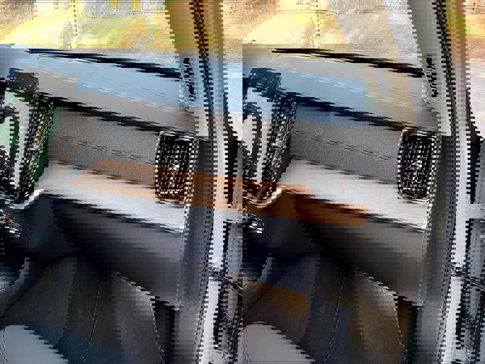 Used 2025 Volvo XC90 B6 Core w/ Protection Package Premier image 18