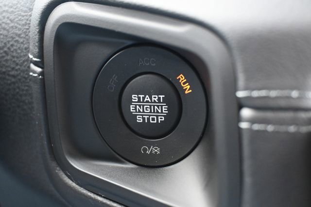 Used 2025 Jeep Wrangler Sahara image 34