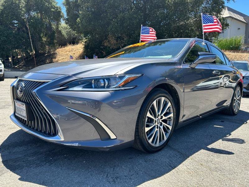 Used 2019 Lexus ES 300h w/ Premium Package