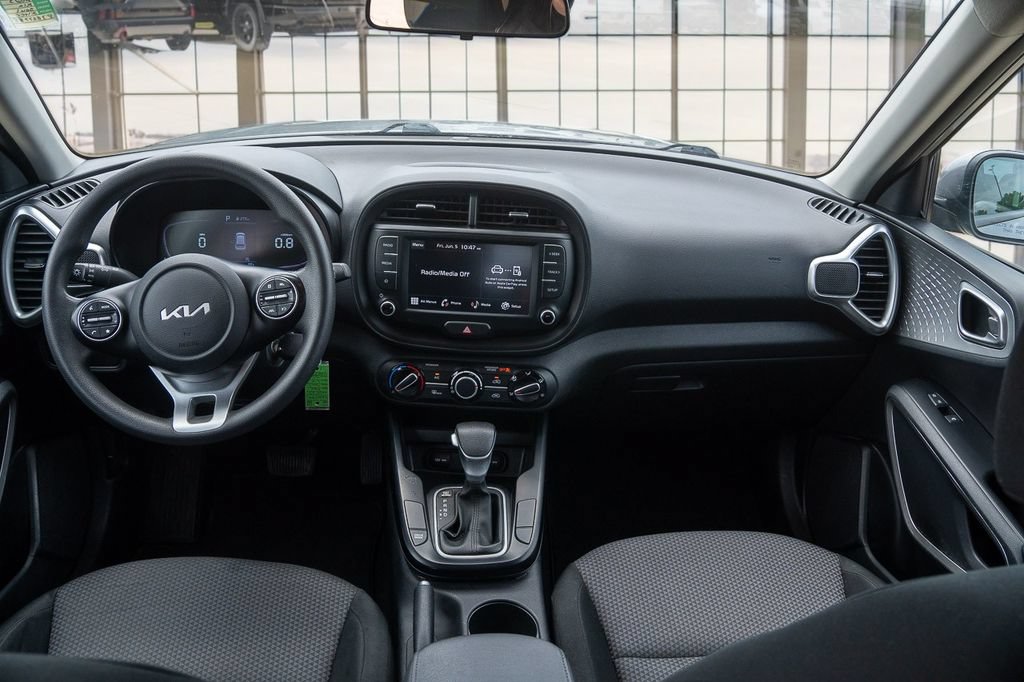 Used 2023 Kia Soul LX w/ LX Technology Package FWD image 5