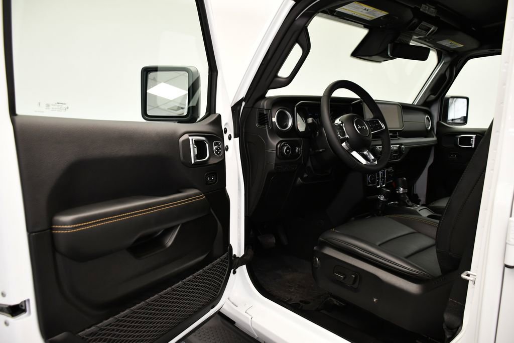 Used 2025 Jeep Wrangler Sahara image 32