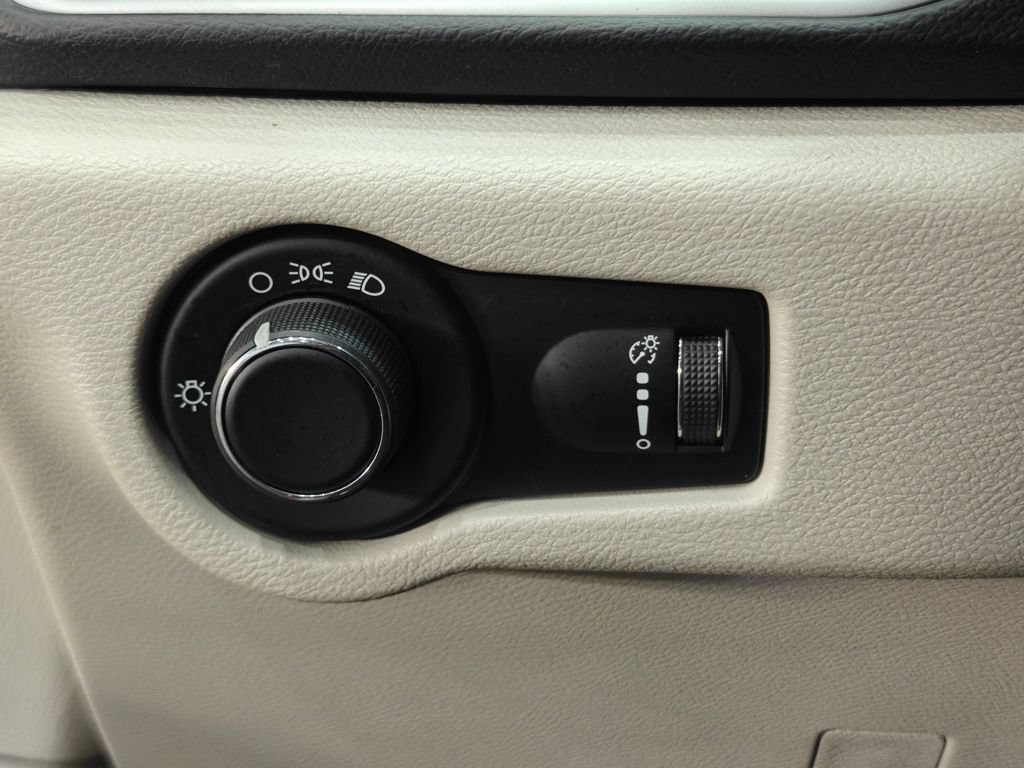 Used 2020 Chrysler Voyager L FWD image 38