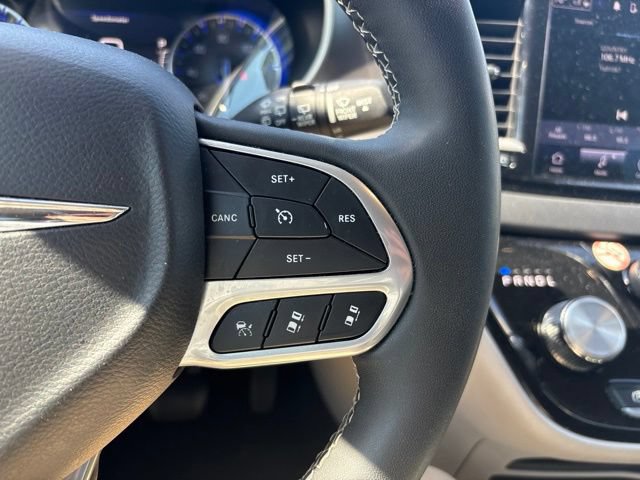 Used 2023 Chrysler Pacifica Touring-L FWD image 29
