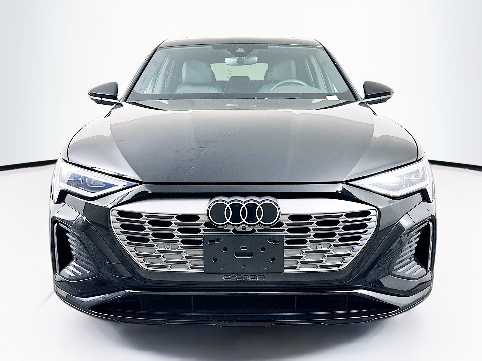 Used 2024 Audi Q8 e-tron Premium Plus w/ Premium Plus Package image 2