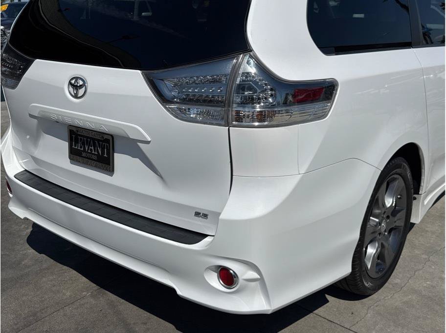 Used 2015 Toyota Sienna SE w/ SE Preferred Package FWD image 12