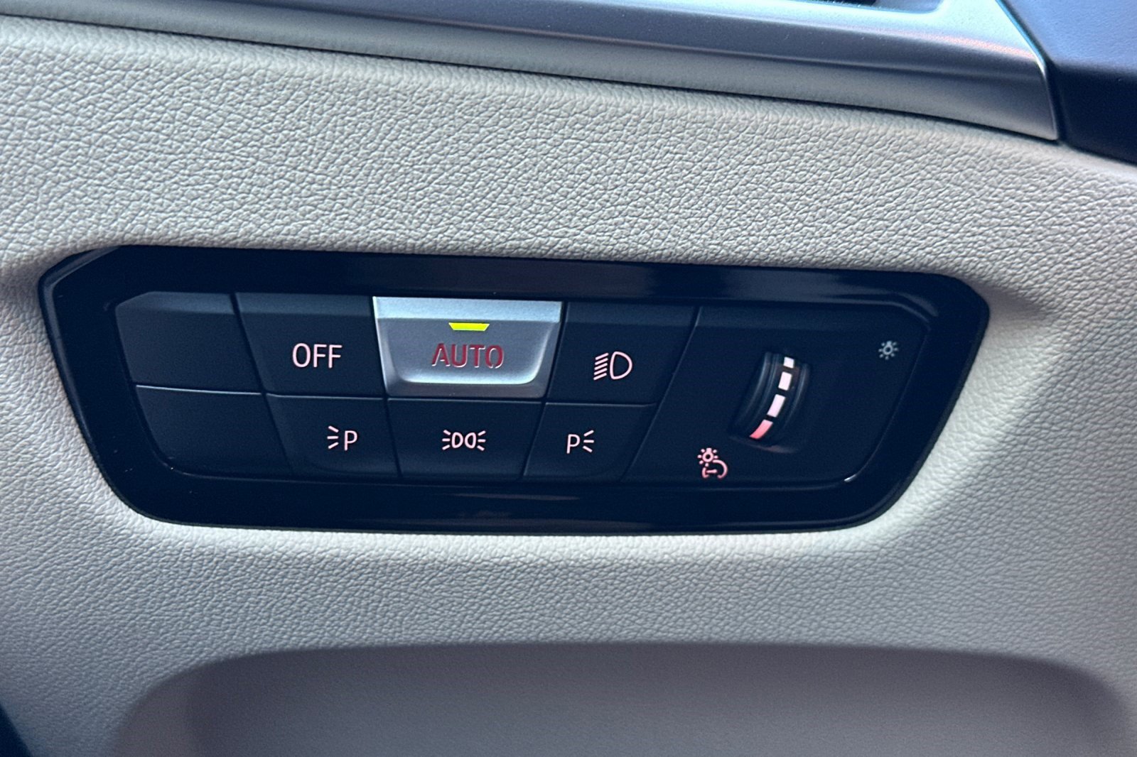 Used 2025 BMW 330i Sedan w/ Premium Package image 36