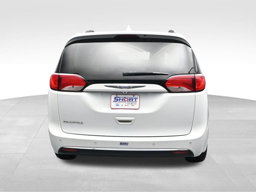 Used 2019 Chrysler Pacifica Touring-L FWD image 4