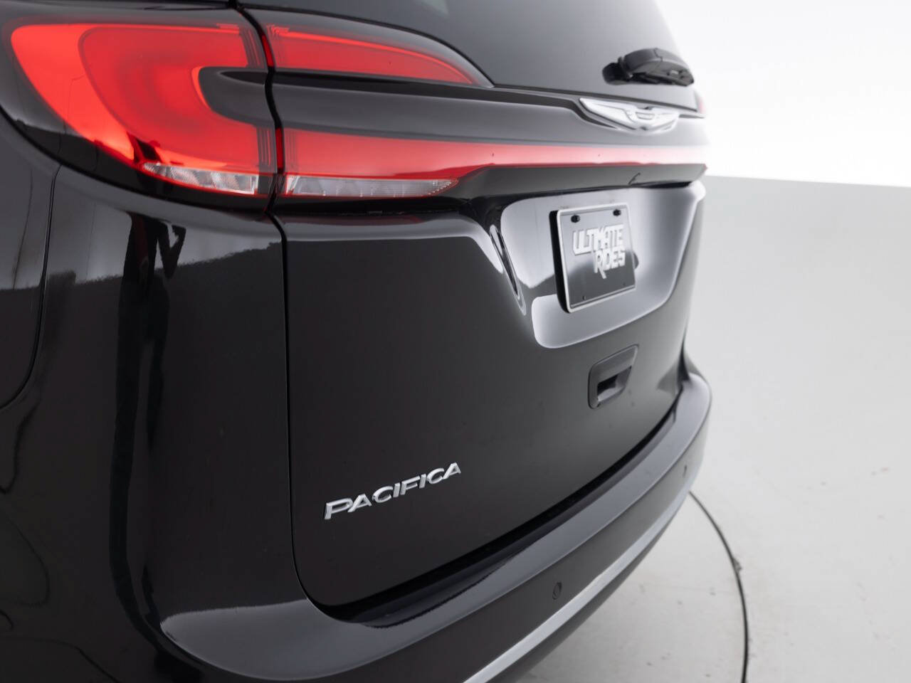 Used 2021 Chrysler Pacifica Touring FWD image 16