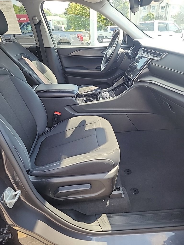 Used 2023 Jeep Grand Cherokee L Laredo w/ Luxury Tech Group I AWD/4WD image 11