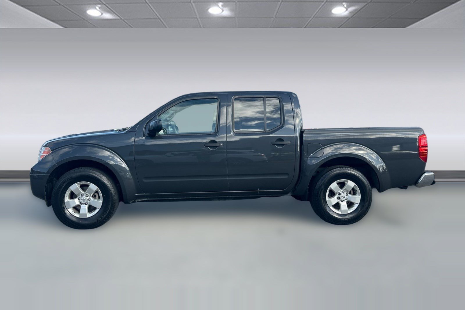 Used 2013 Nissan Frontier SV w/ SV Value Truck Pkg RWD image 2